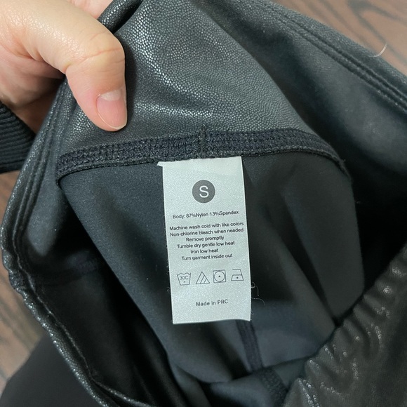 Black metalic shinny finish workout legging - Picture 4 of 5